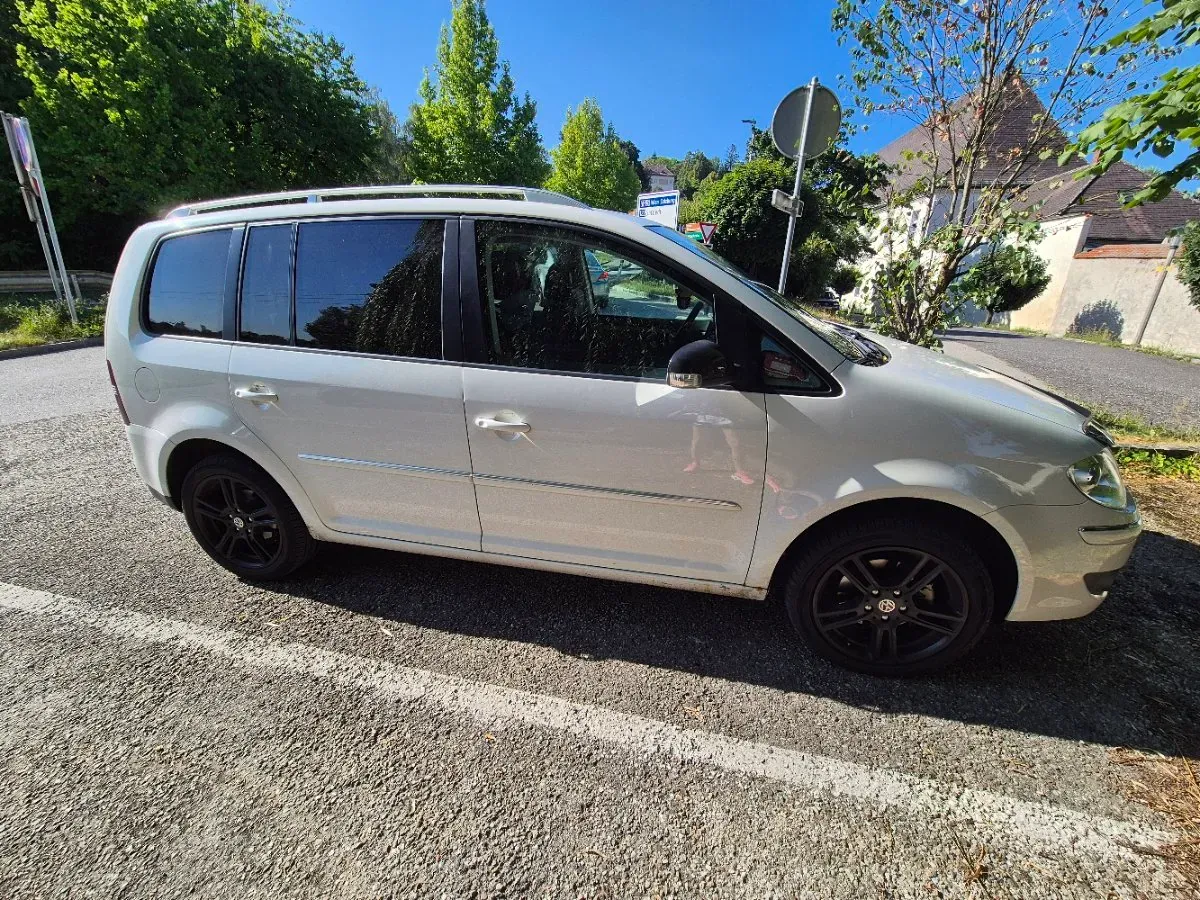 Volkswagen Touran 2008 photo 2