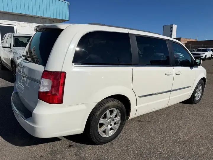 Chrysler Town & Country 2011 photo 2