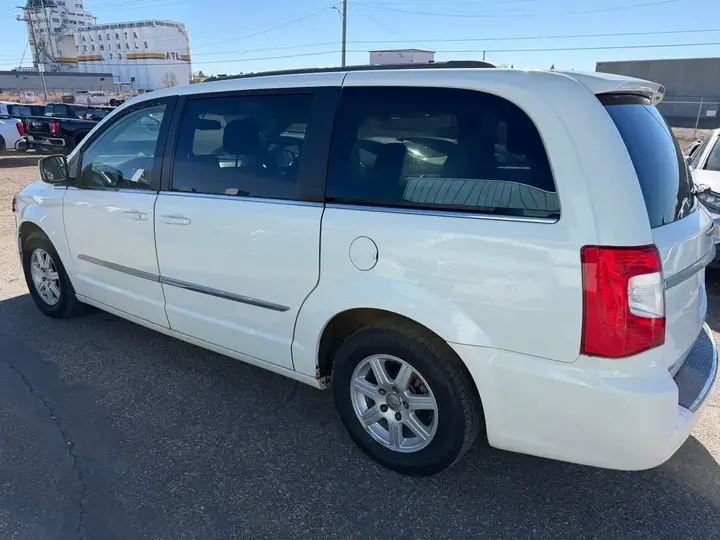 Chrysler Town & Country 2011 photo 4