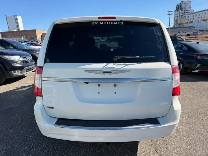 Chrysler Town & Country 2011 photo 3