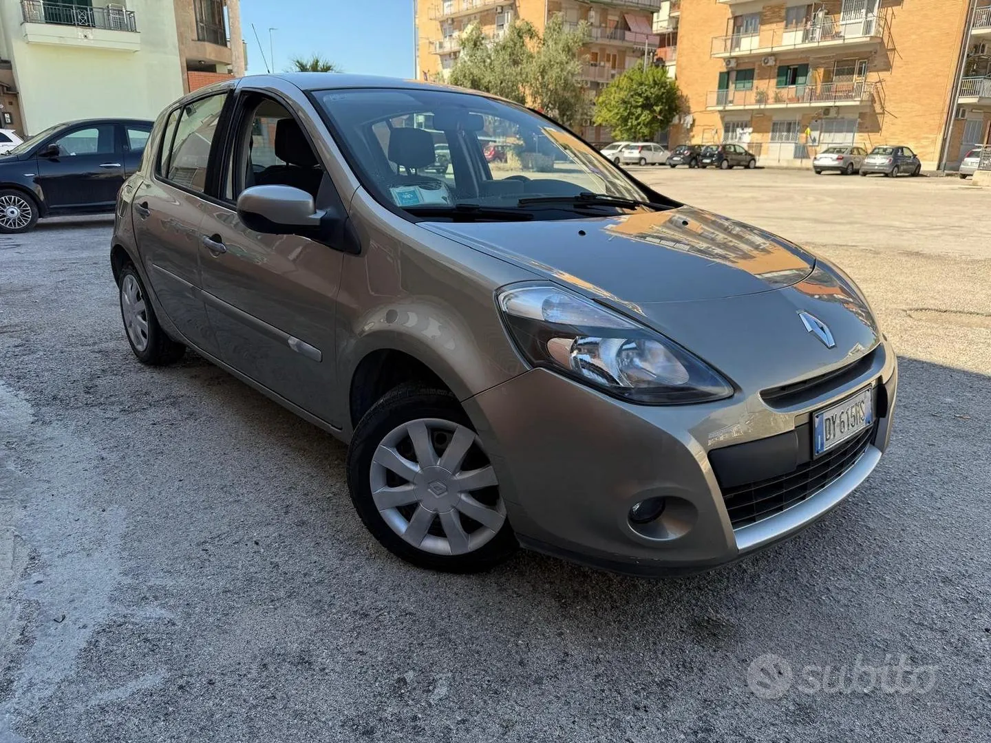 Renault Clio 2010 photo 2