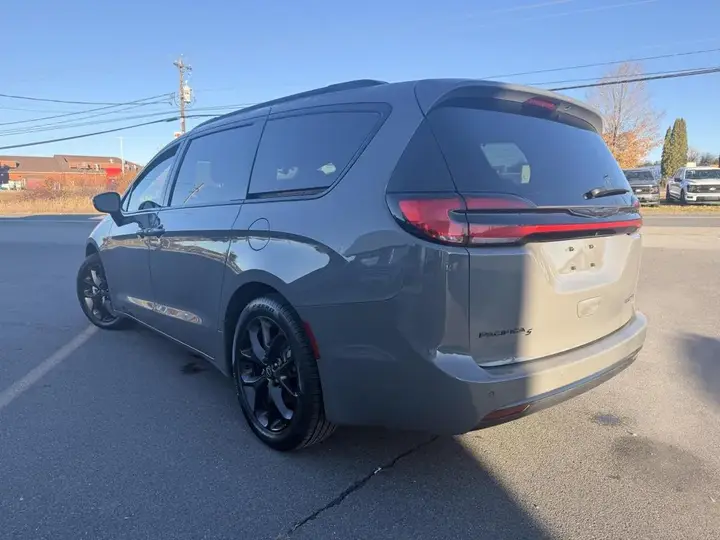 Chrysler Pacifica 2025 photo 5
