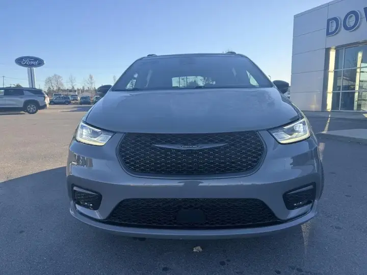 Chrysler Pacifica 2025 photo 2