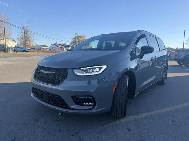 Chrysler Pacifica 2025 photo 3