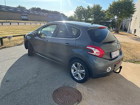 Peugeot 208 2015 photo 4