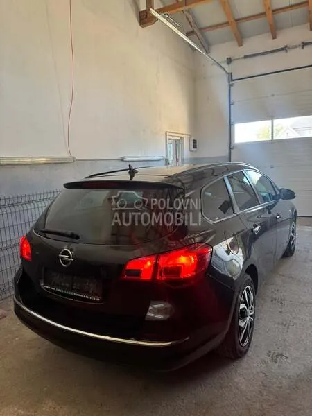 Opel Astra J 2014 photo 4