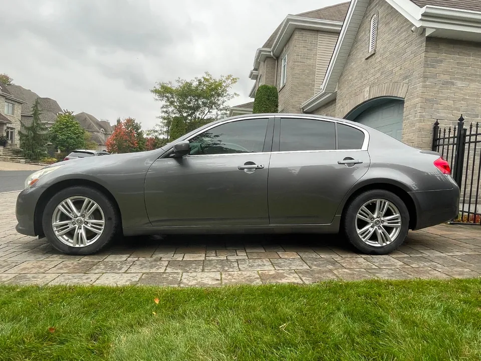 Infiniti G37X 2011 photo 2