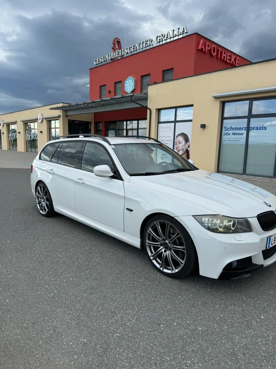 BMW 3 Series 2009 photo 2