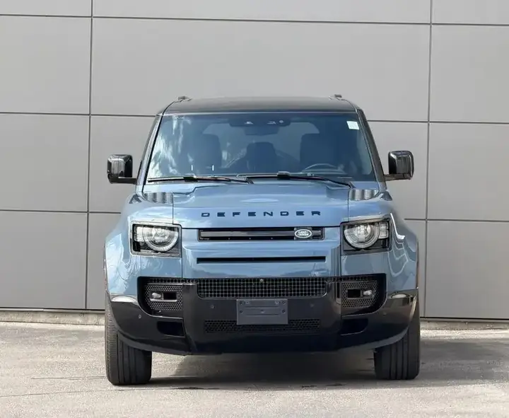 Land Rover Defender 2024 photo 2