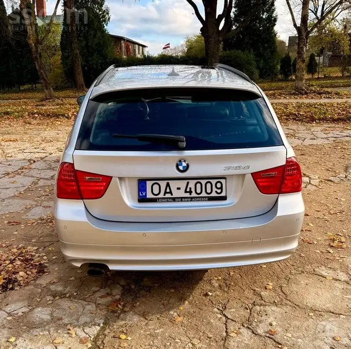 BMW 318 2010 photo 2