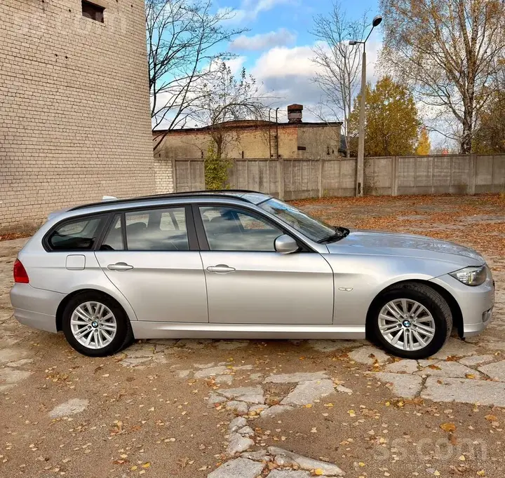 BMW 318 2010 photo 5