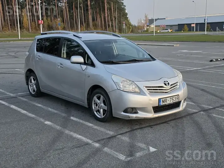 Toyota Verso 2011 photo 2
