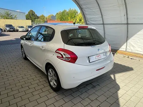 Peugeot 208 2013 photo 2