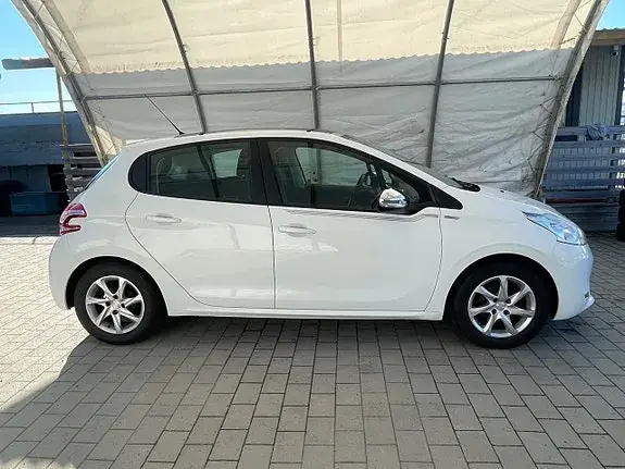 Peugeot 208 2013 photo 4