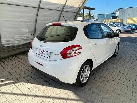 Peugeot 208 2013 photo 3