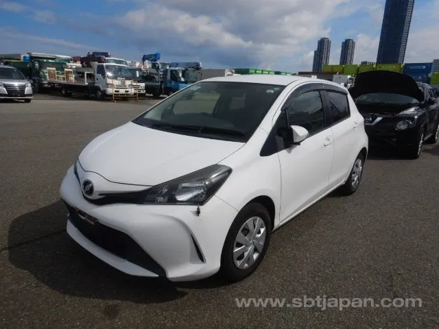 Toyota Vitz F 2015 photo 2