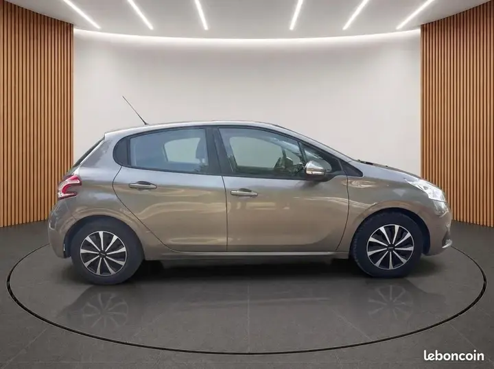 Peugeot 208 2013 photo 3