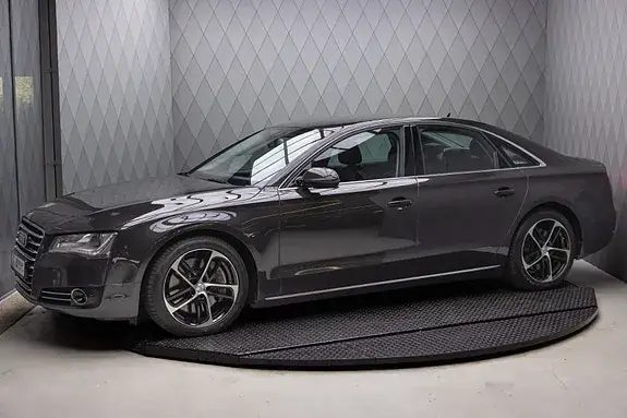 Audi A8 2010 photo 2