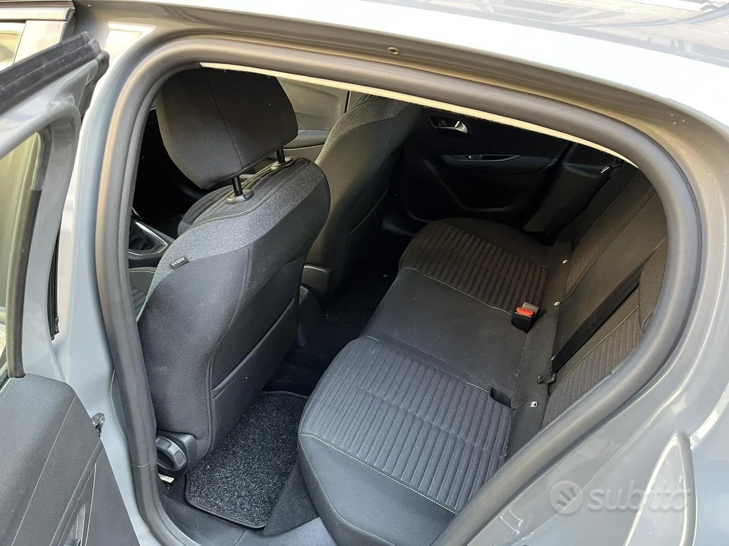 Peugeot 208 2024 photo 3