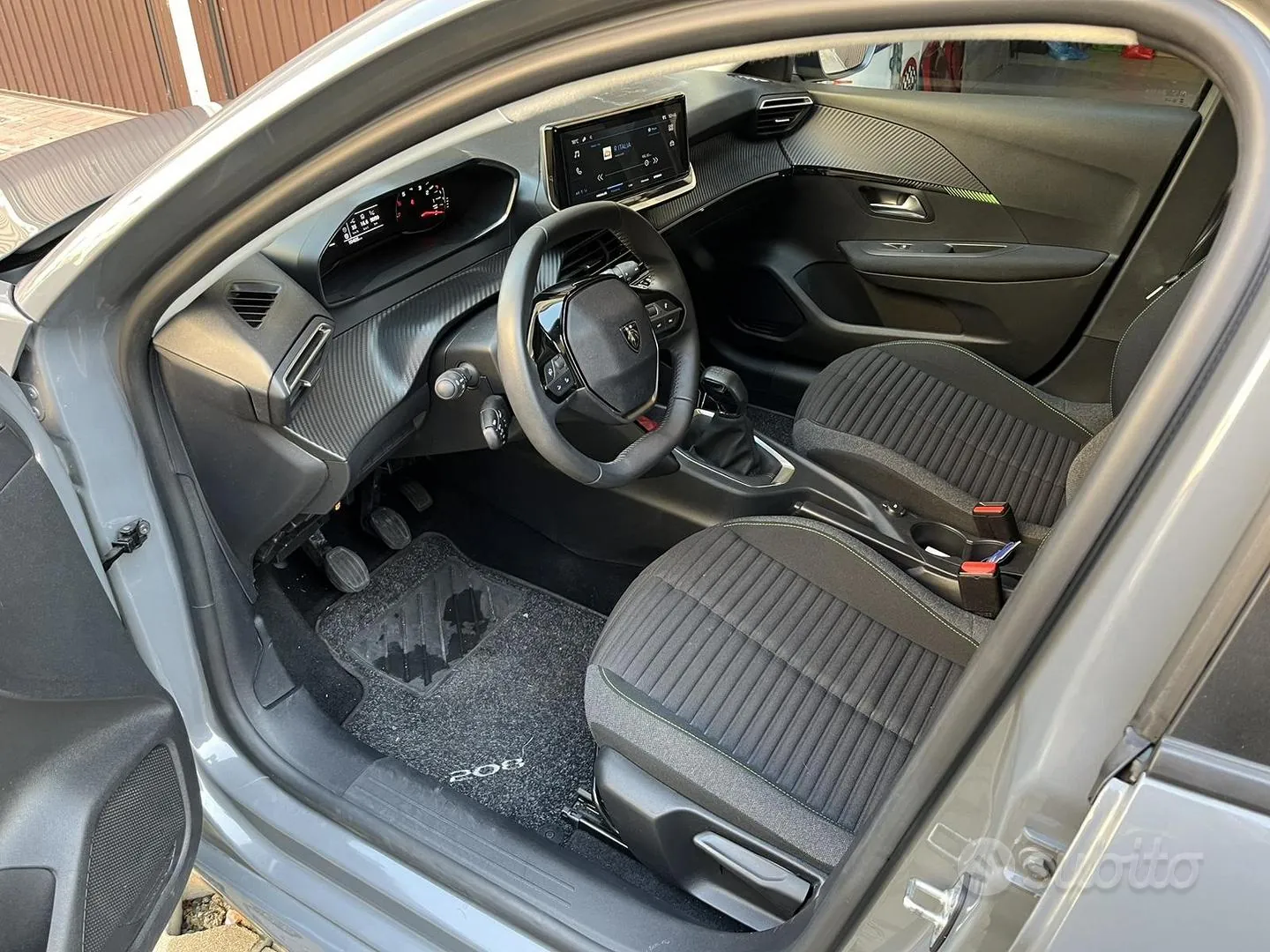 Peugeot 208 2024 photo 2