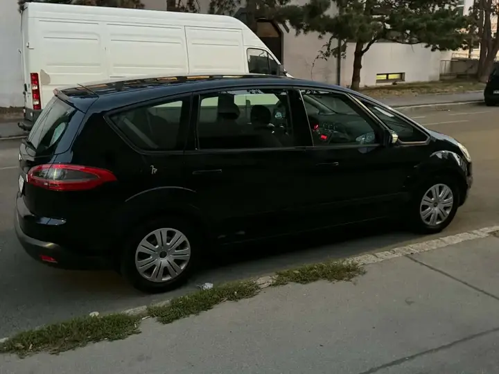 Ford S-Max 2012 photo 2