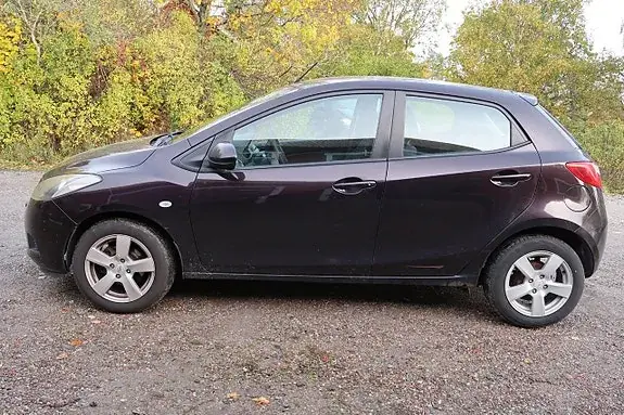 Mazda 2 2010 photo 3