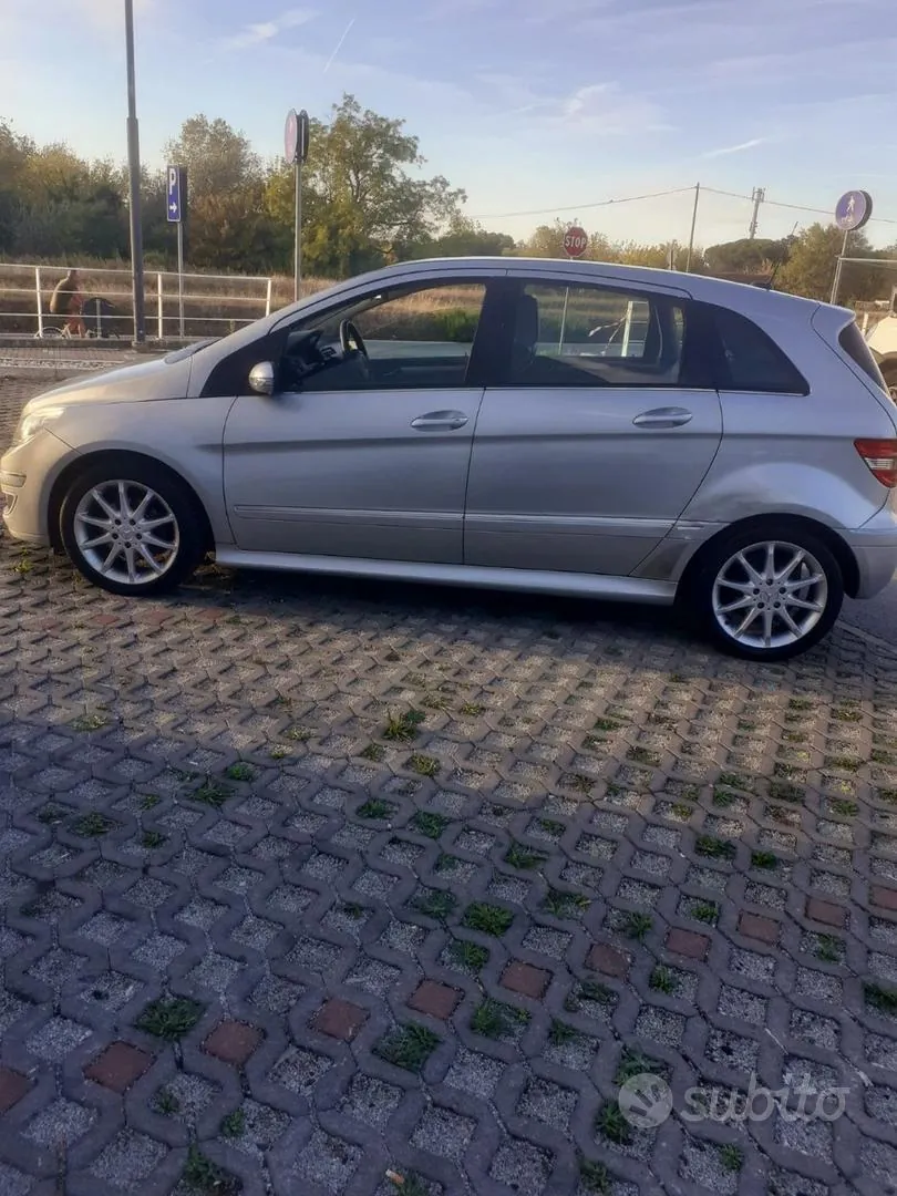 Mercedes-Benz B-Class 2009 photo 2