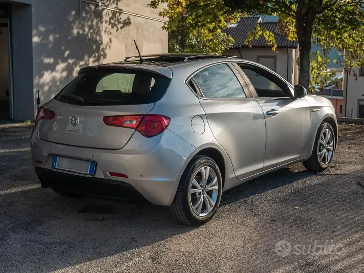 Alfa Romeo Giulietta 2011 photo 2