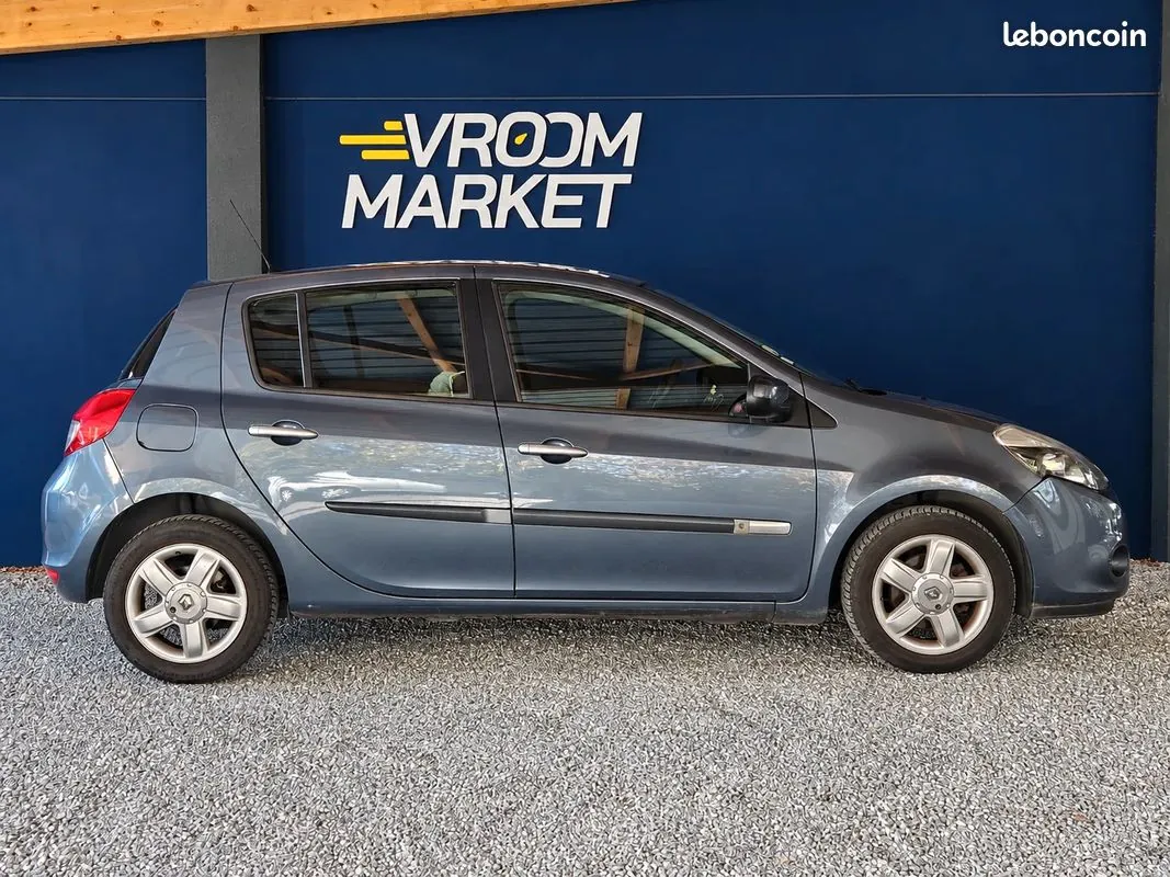 Renault Clio 2009 photo 2
