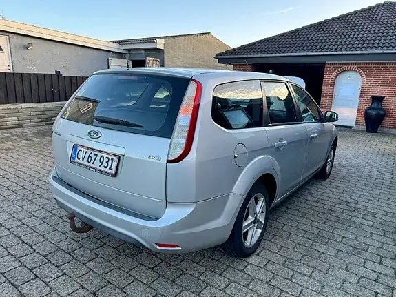 Ford Focus 2010 photo 2