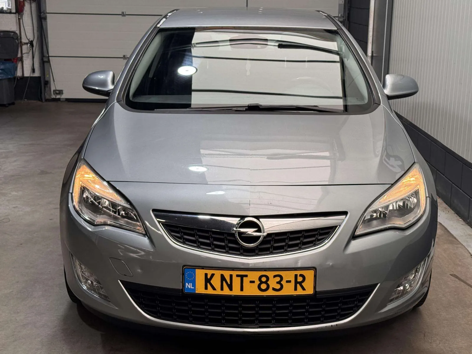 Opel Astra 2011 photo 2