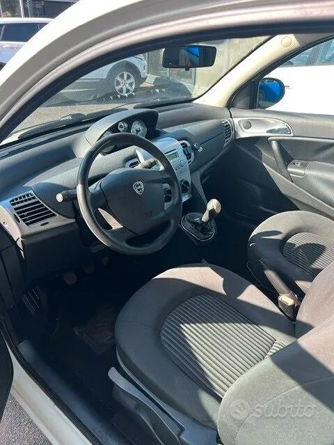 Lancia Ypsilon 2011 photo 2