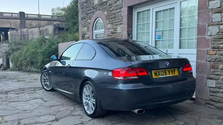 BMW 3 Series 2009 photo 3