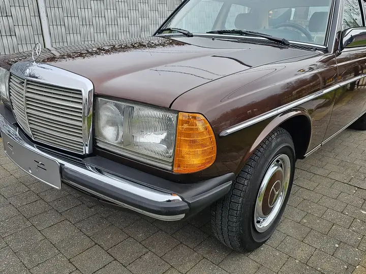 Mercedes-Benz E-Class 1984 photo 2