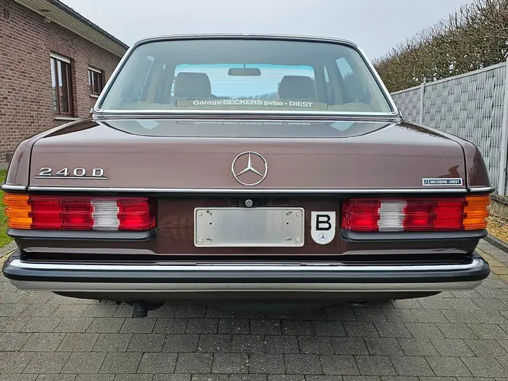 Mercedes-Benz E-Class 1984 photo 3