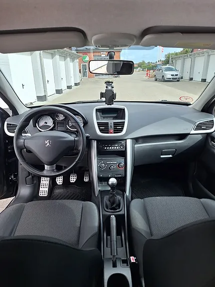 Peugeot 207 2011 photo 2