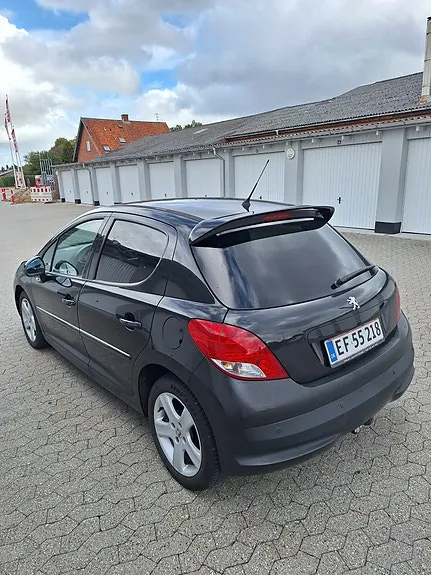 Peugeot 207 2011 photo 3