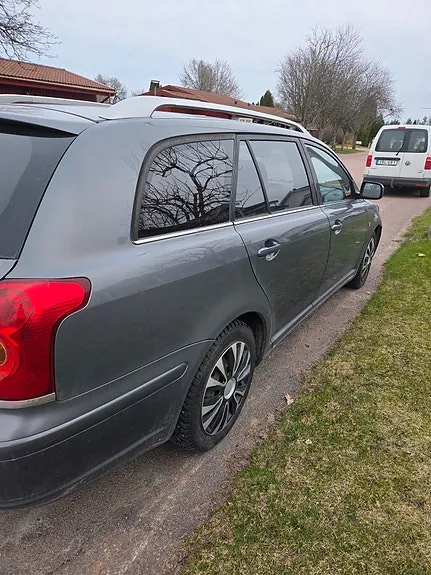 Toyota Avensis 2004 photo 2