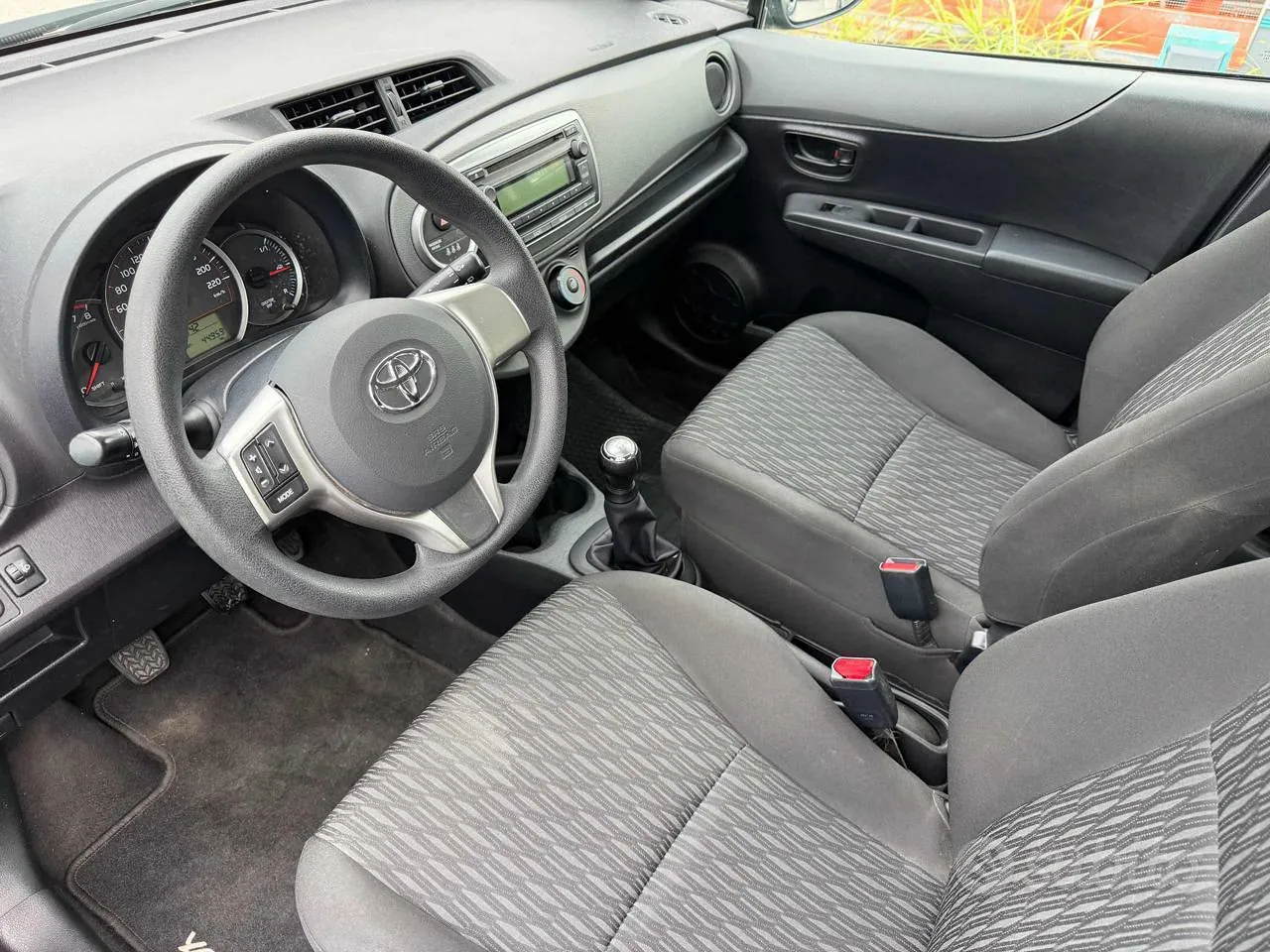 Toyota Yaris 2012 photo 5
