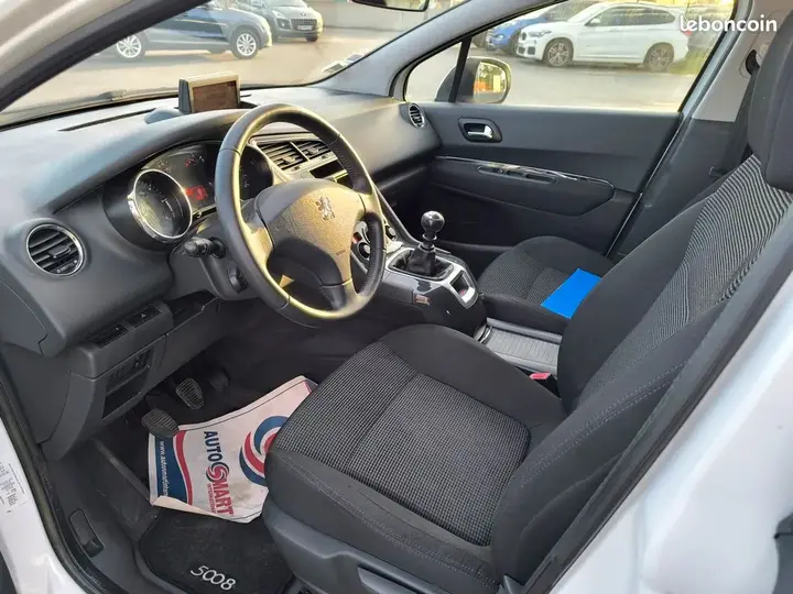 Peugeot 5008 2011 photo 3