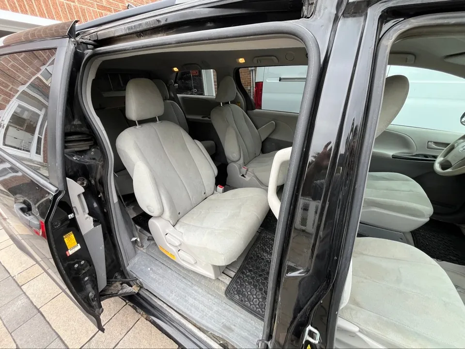 Toyota Sienna 2014 photo 2