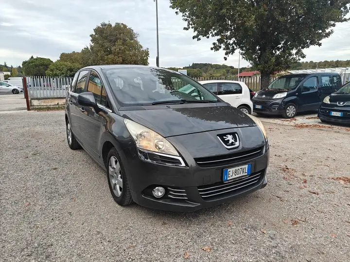 Peugeot 5008 2011 photo 2