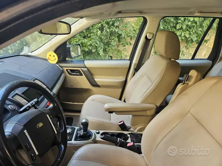 Land Rover Freelander 2010 photo 3