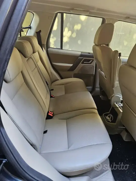 Land Rover Freelander 2010 photo 4