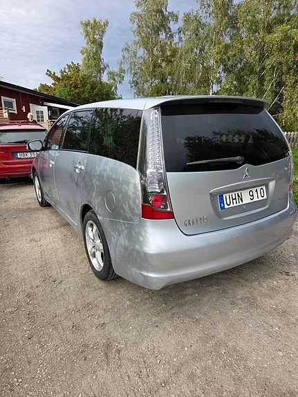 Mitsubishi Grandis 2006 photo 2