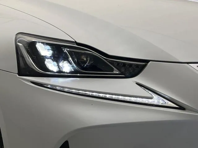 Lexus Is300H 2017 photo 3