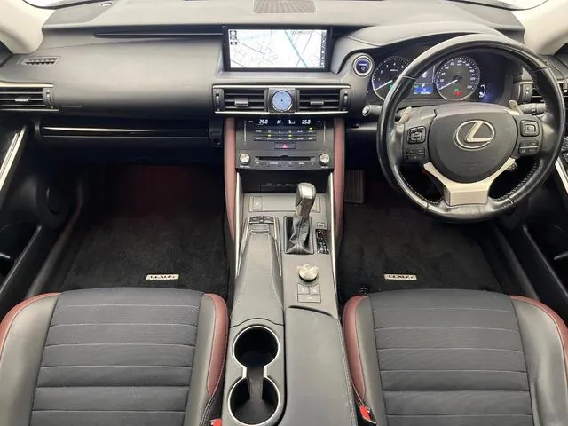 Lexus Is300H 2017 photo 2
