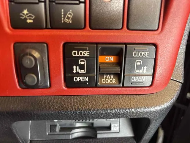 Toyota Voxy 2017 photo 5