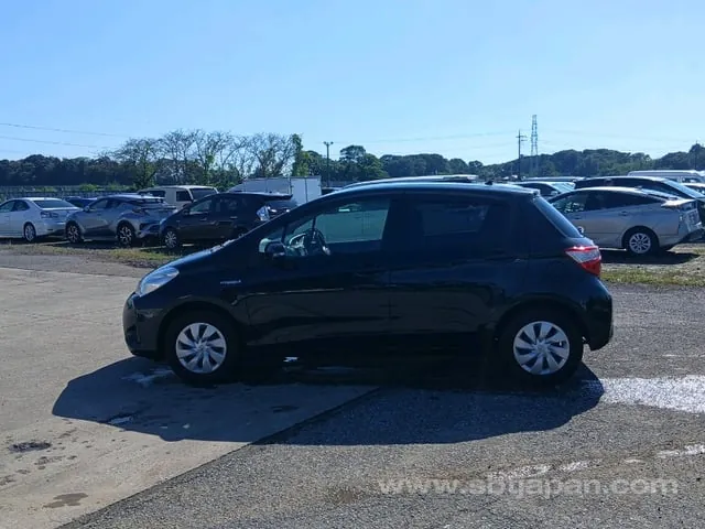 Toyota Vitz 2017 photo 4