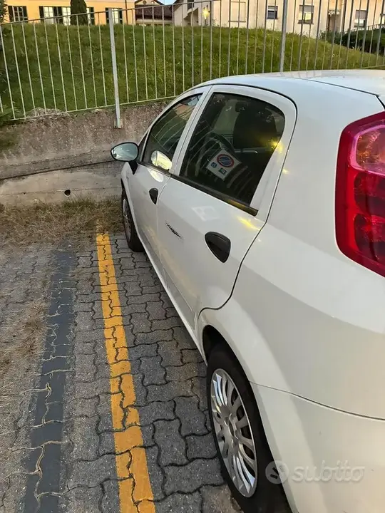 Fiat Punto 2011 photo 2
